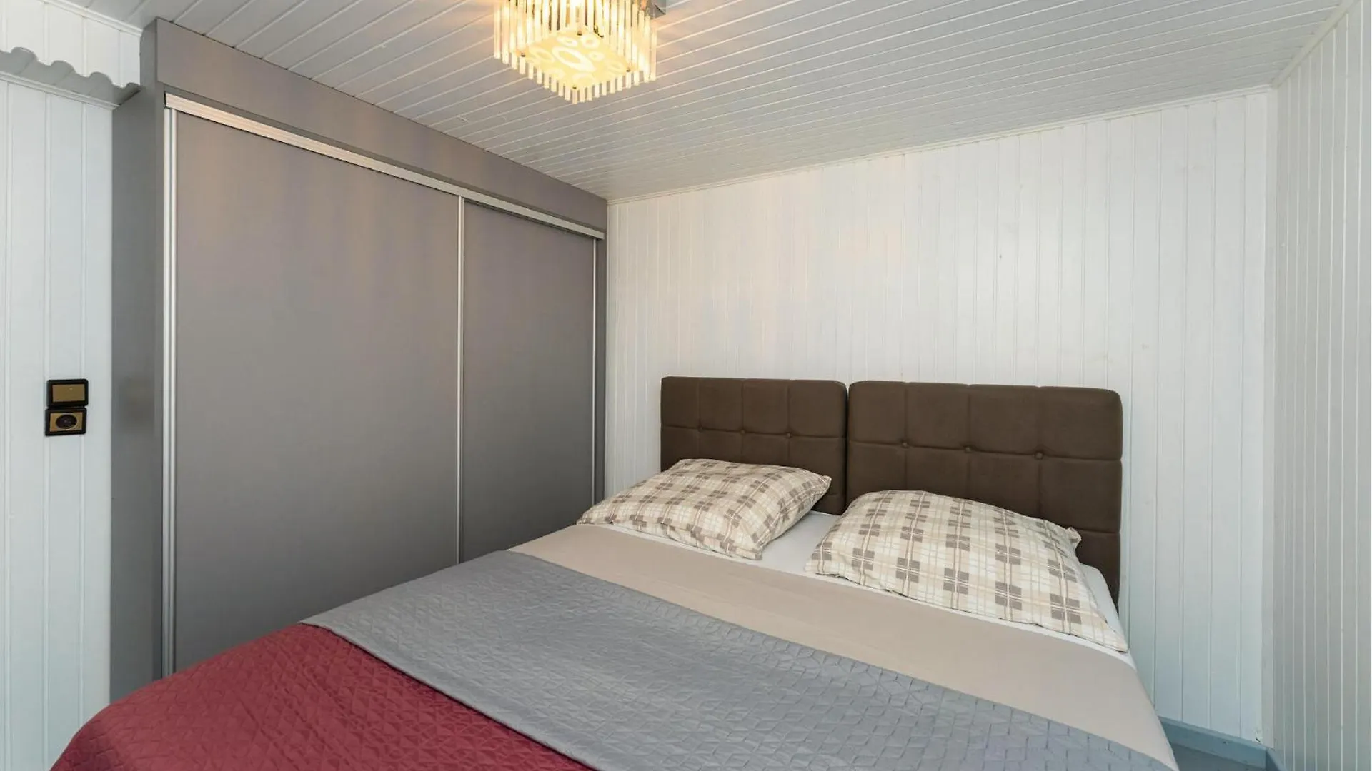 2 Bedroom Nice Apartment In ريتنا